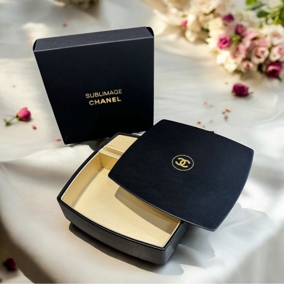 CHANEL SUBLIMAGE Leather
Mirror Vanity Makeup Box NEW! - Picture 16 of 16